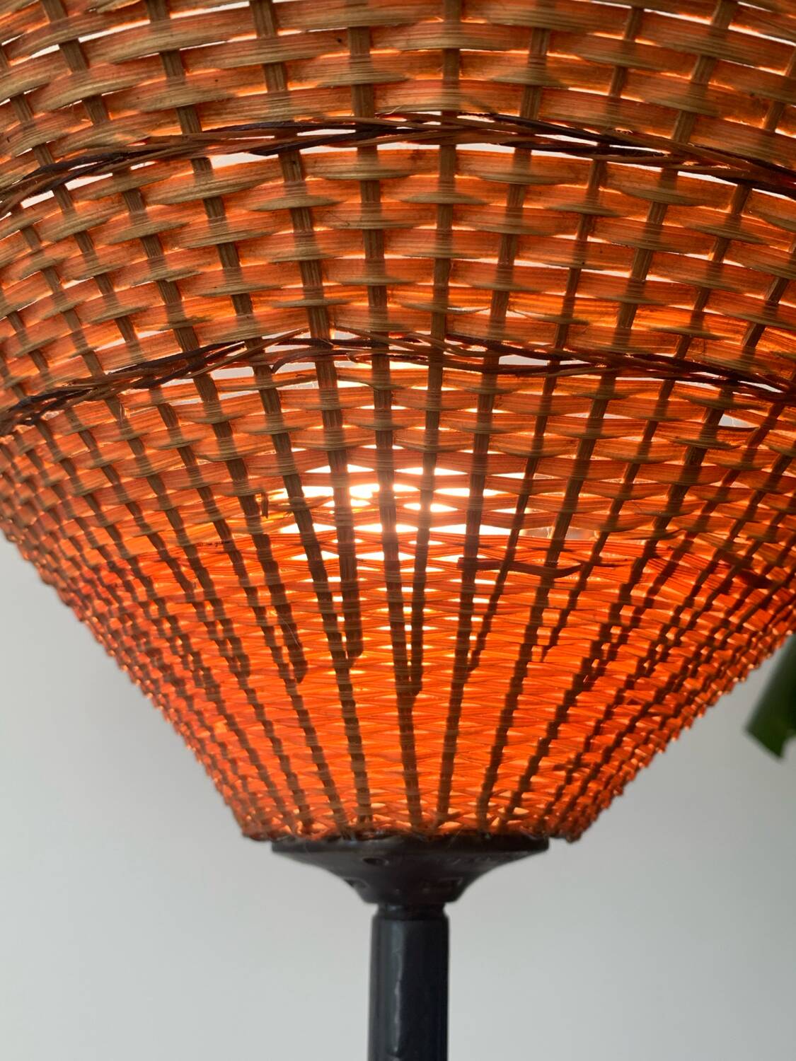 Lampadaire vintage en rotin et métal