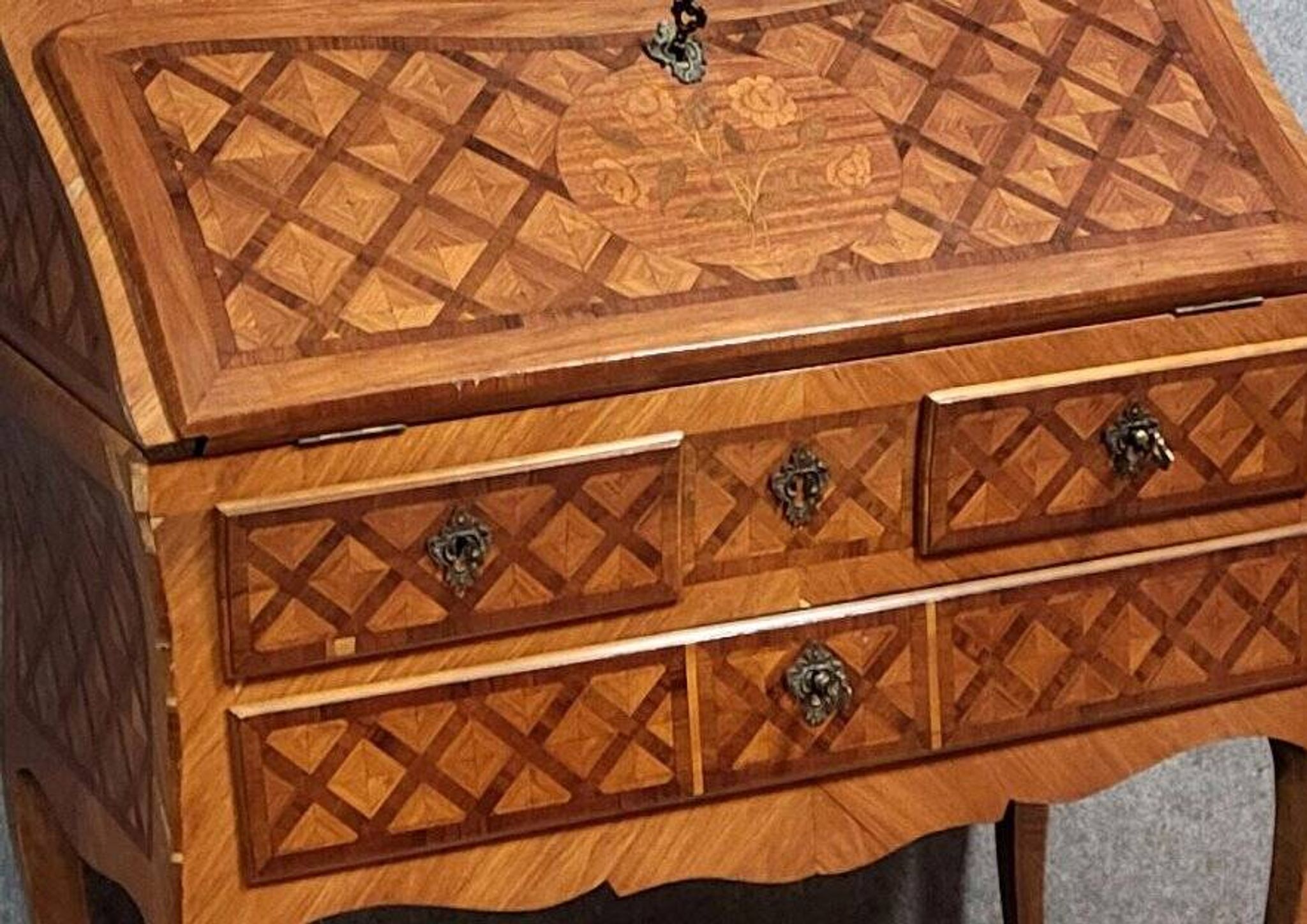 Bureau de pente en marqueterie – Époque Louis XV