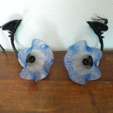 Wall sconces with opalines in the shape of corollas and black metal support