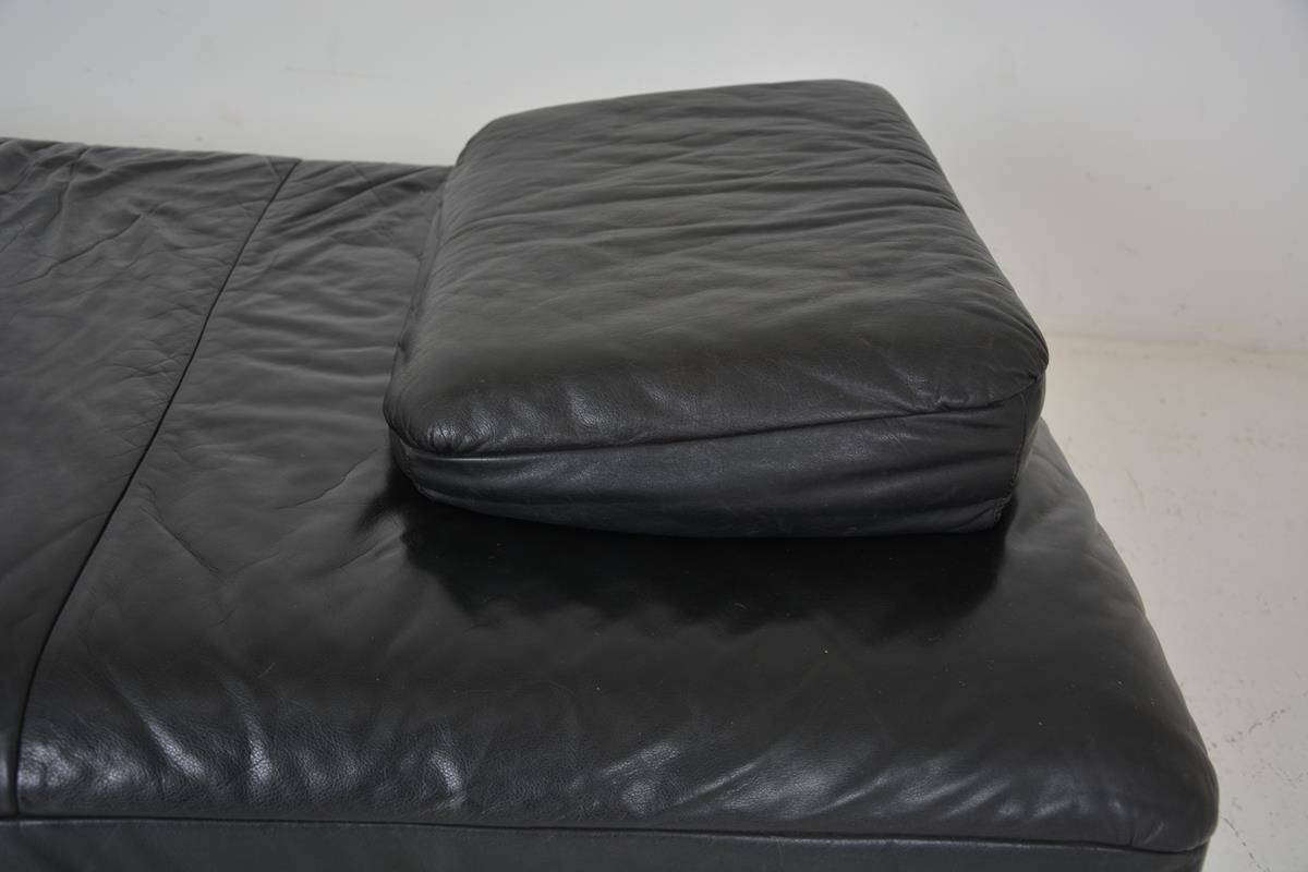 Day bed, vintage bench sofa dating from the 70s.