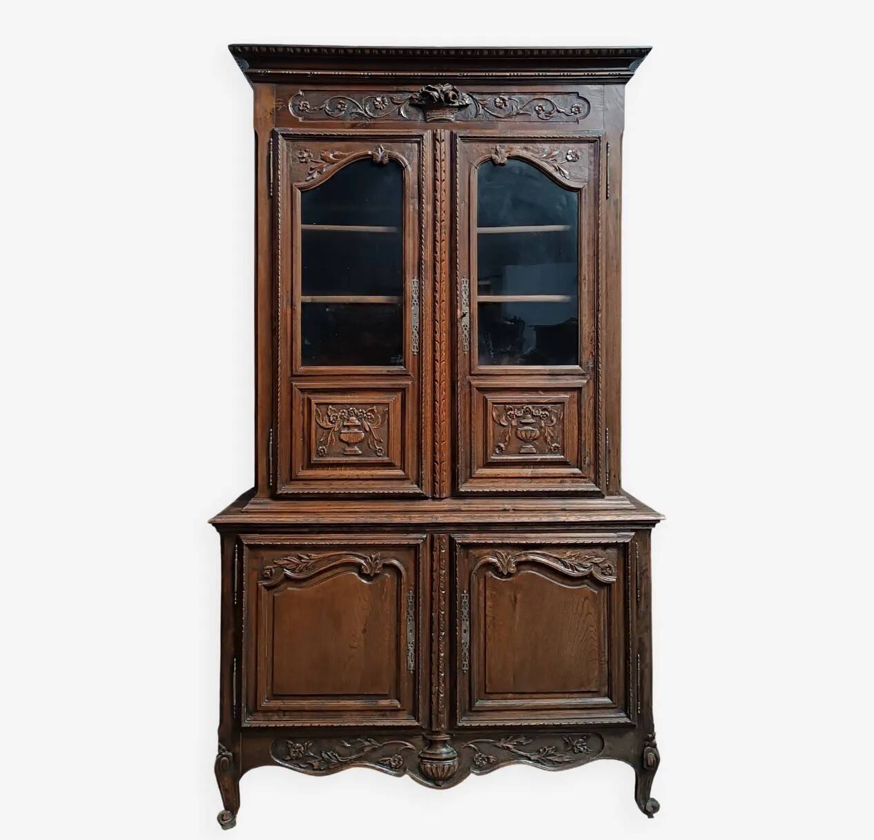 Buffet with 2 bodies in carved oak, Louis XV style, 19th century.
