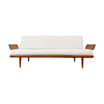 Sofa model FD 417 'Minerva' by Peter Hvidt, Denmark 1950 - new upholstery