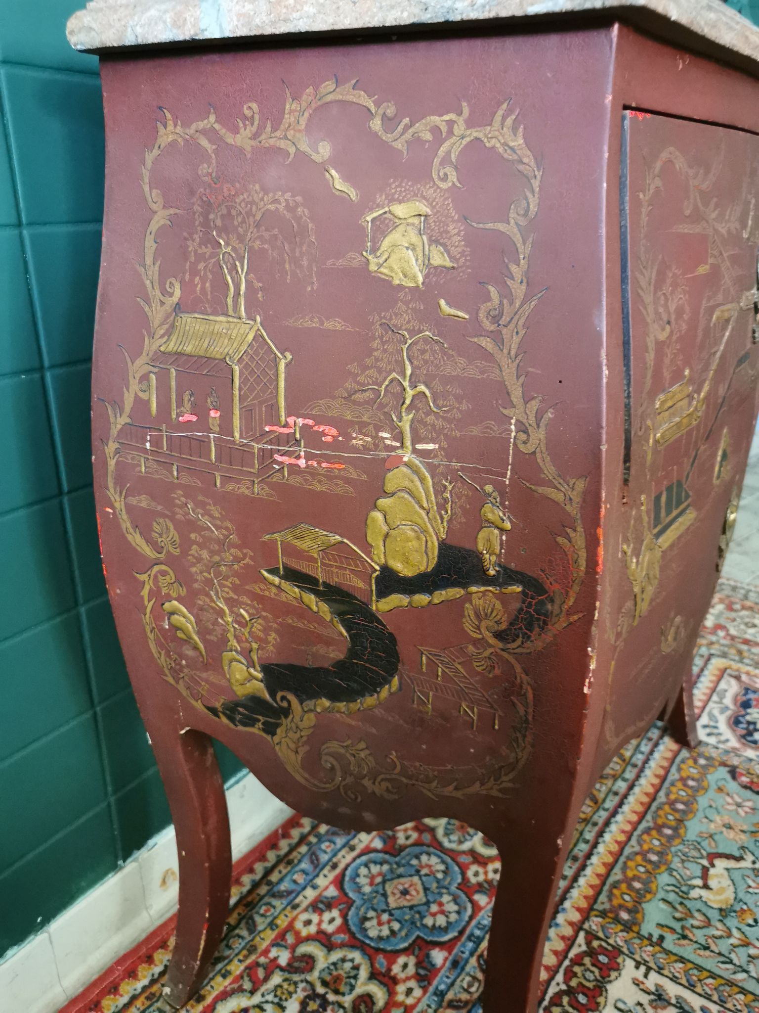 French XIX jumping chest of drawers in Chinese lacquer ox and golden blood