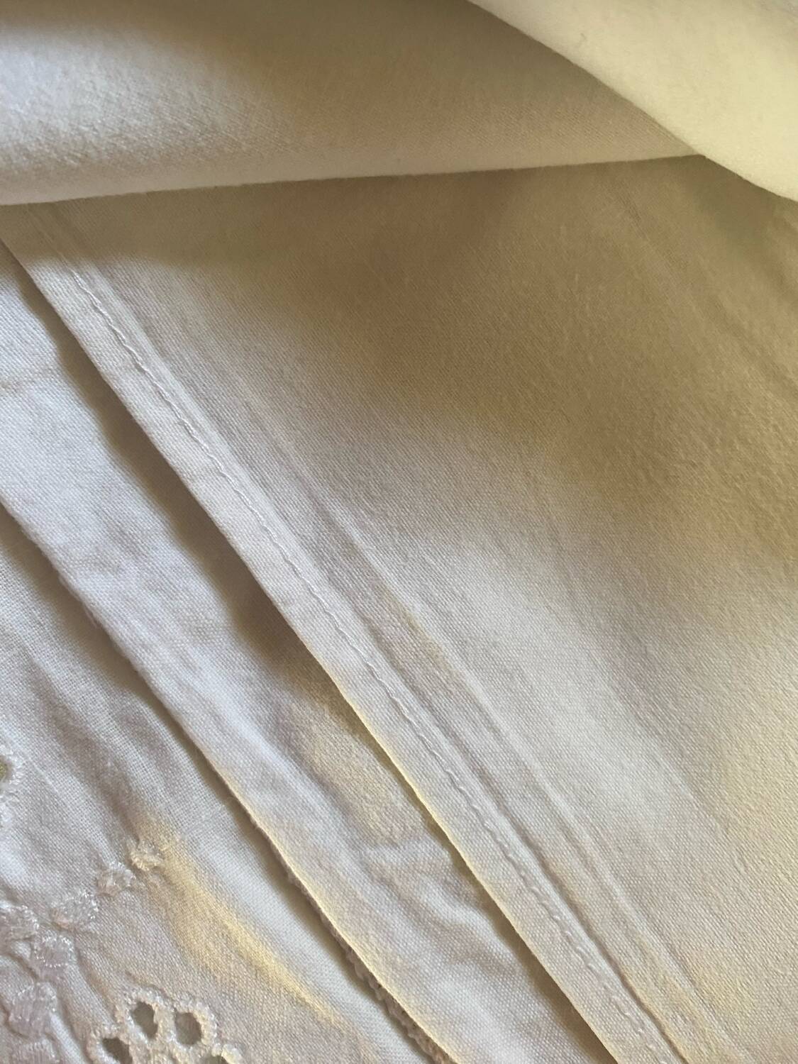Paire taies d oreiller broderie anglaise.