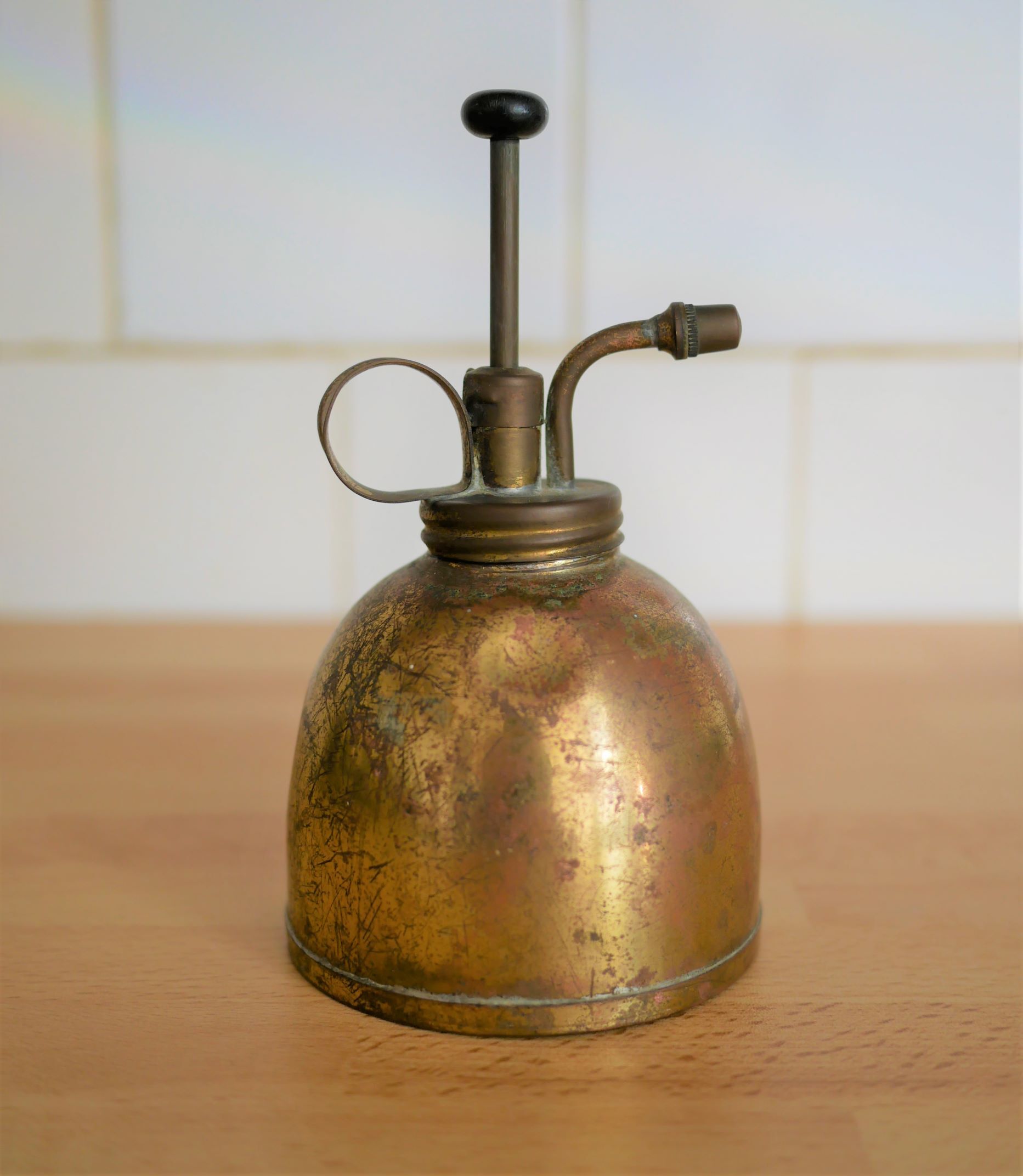 Brass oil can