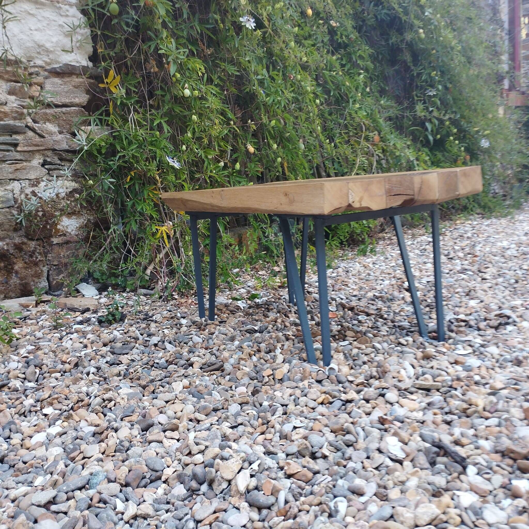 Table basse en bois massif et acier