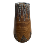 Vase en bois sculpté