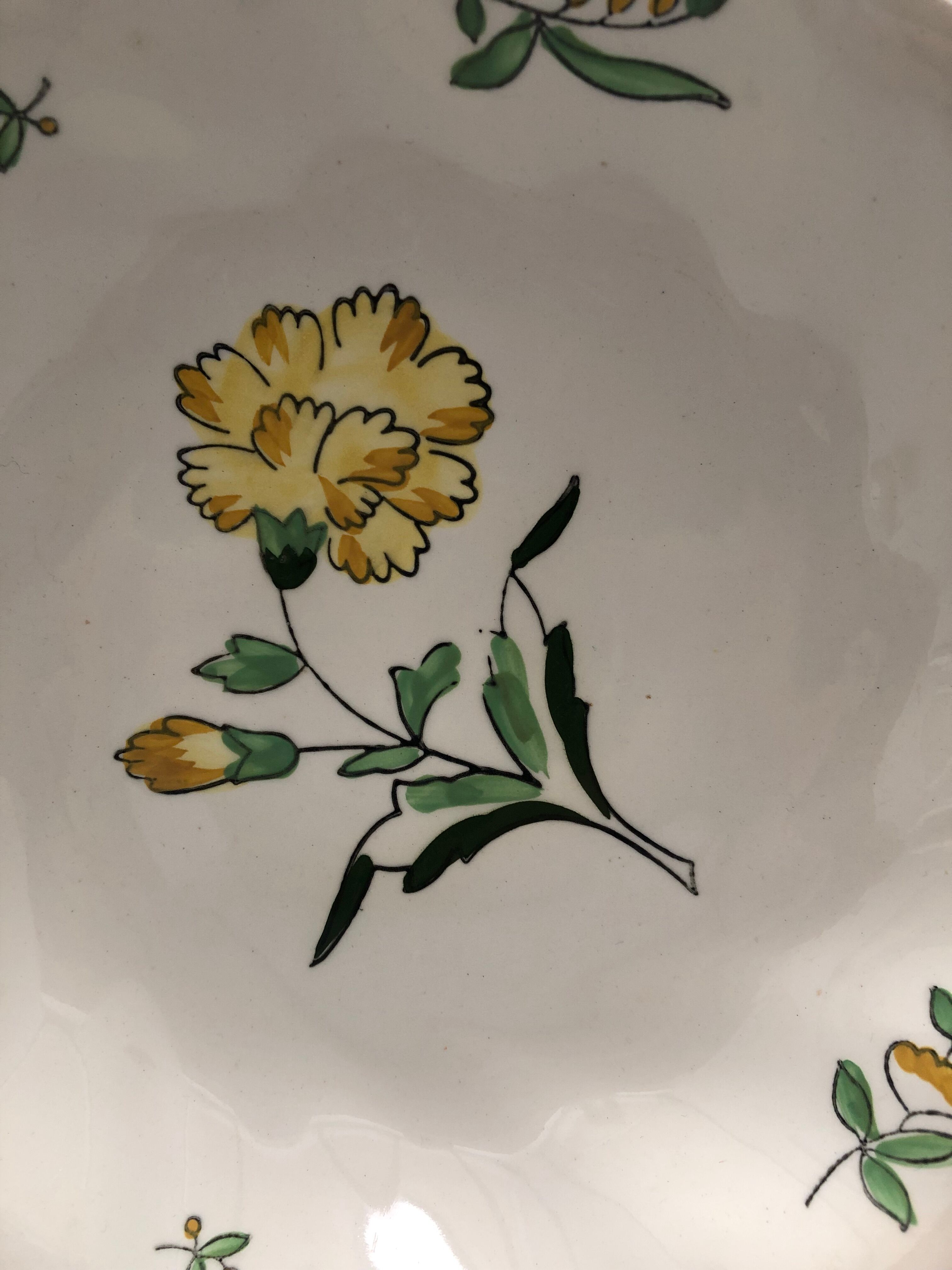 Lots de 4 assiettes creuses, Modèle embrun, aux motifs à fleurs jaune. Estampillées Salins France.
