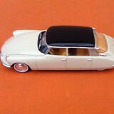 Voiture miniature  Citroën  DS 19   (1956)  Echelle : 1/43ème  Universal Hobbies