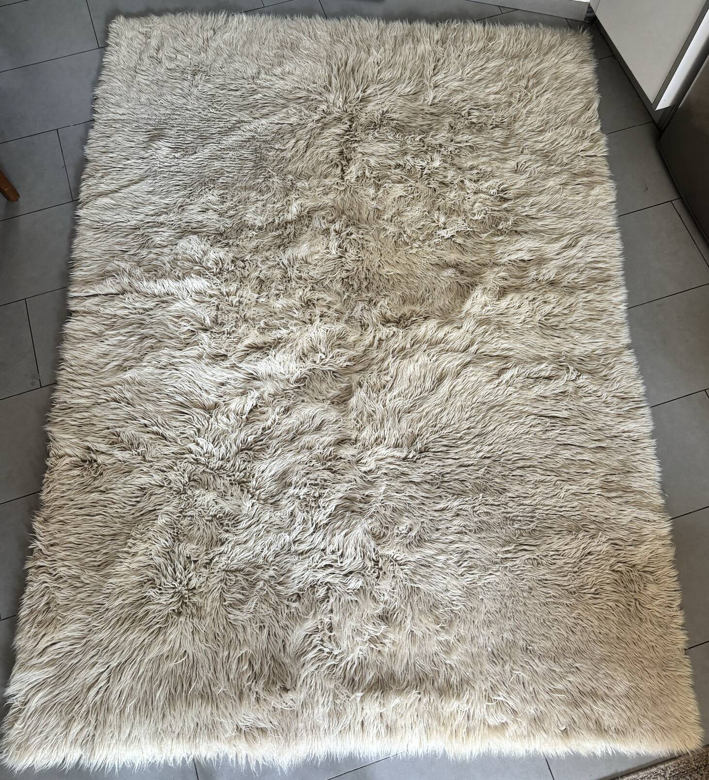Large vintage carpet 100% pure wool Flokati with long pile from the 60s-70s.