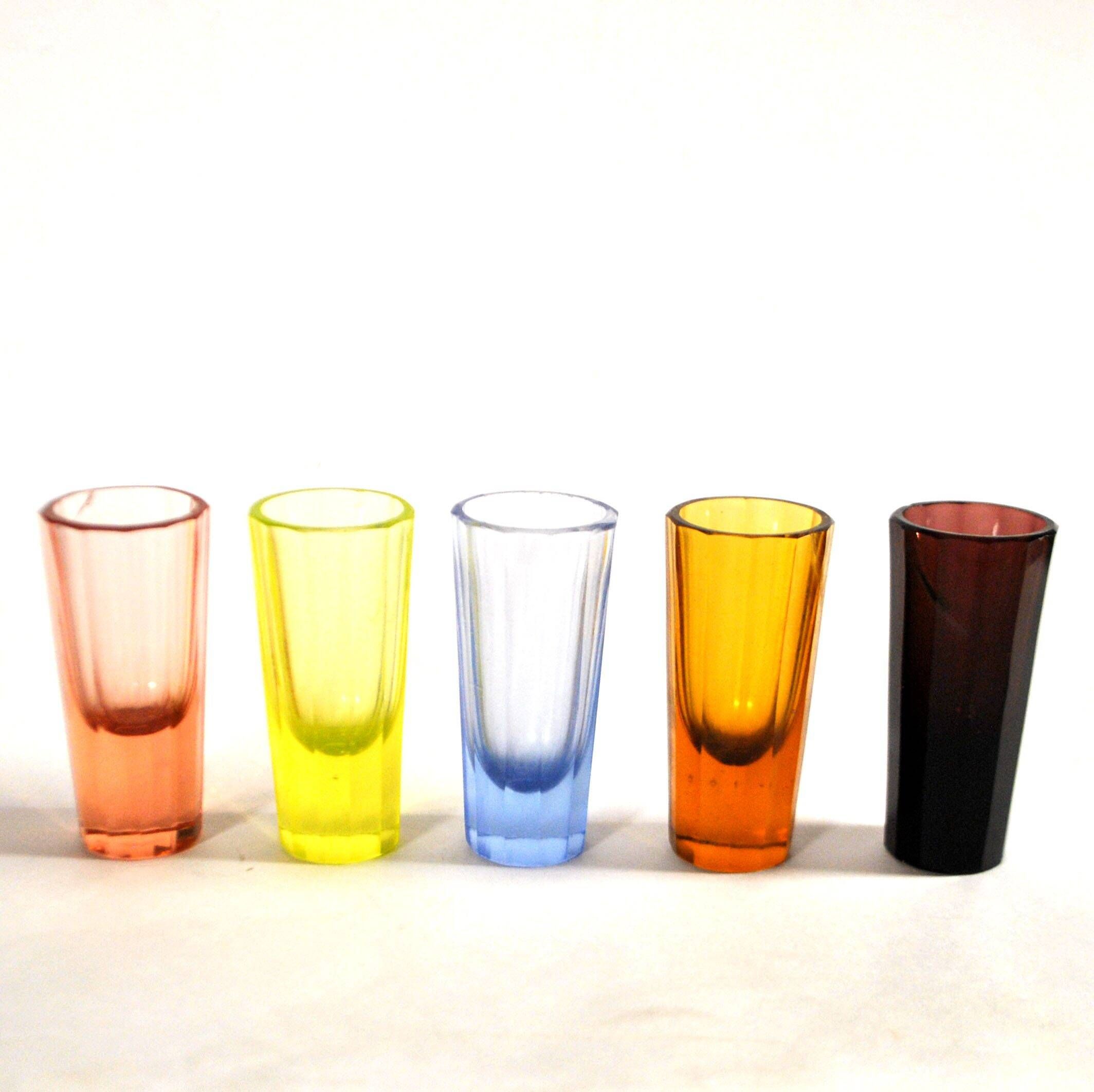 Set of 5 Art Deco 1920s shooter glasses in coloured and uranium glass - ouraline.