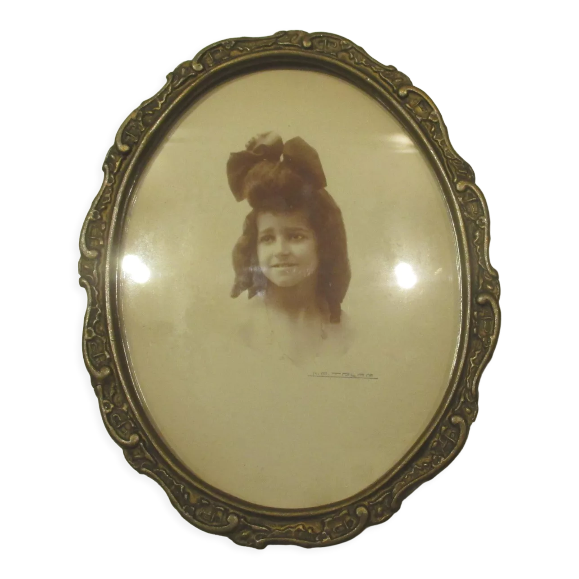 Old wall frame in carved wood and gilded stucco, oval