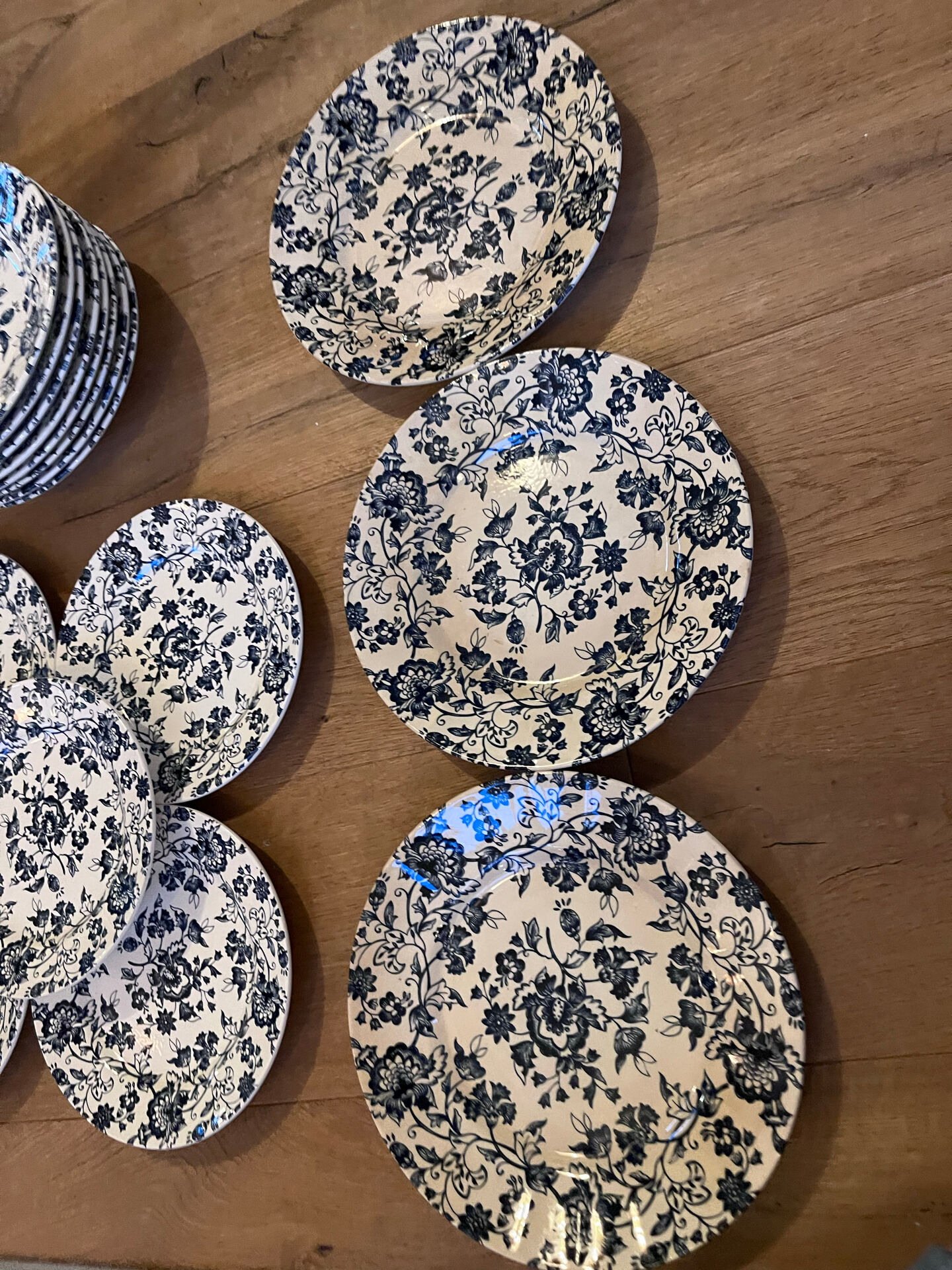 Flat plates in earthenware with blue flowers