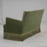 Canapé danois 2 places des années 1970, velours d'ameublement vert, pieds en bois de hêtre.