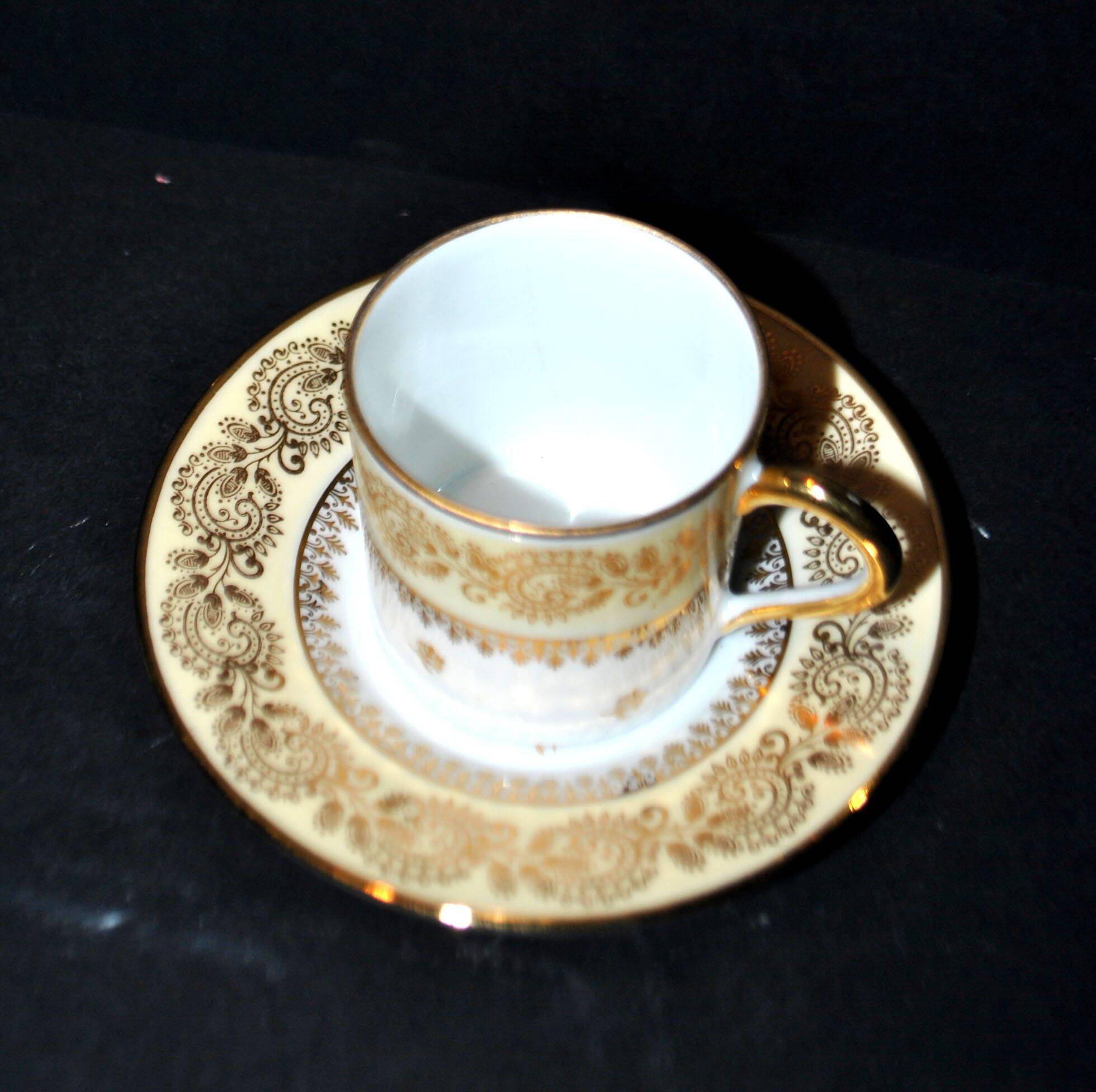 Limoges litre cup porcelain yellow and gold signed Porcelaine d’Art PP