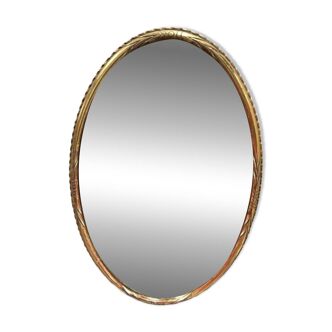 Oval mirror in gilded wood