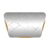Grand miroir doré trapézoïdal avec motif de diamant gravé, Autriche, années 1950.