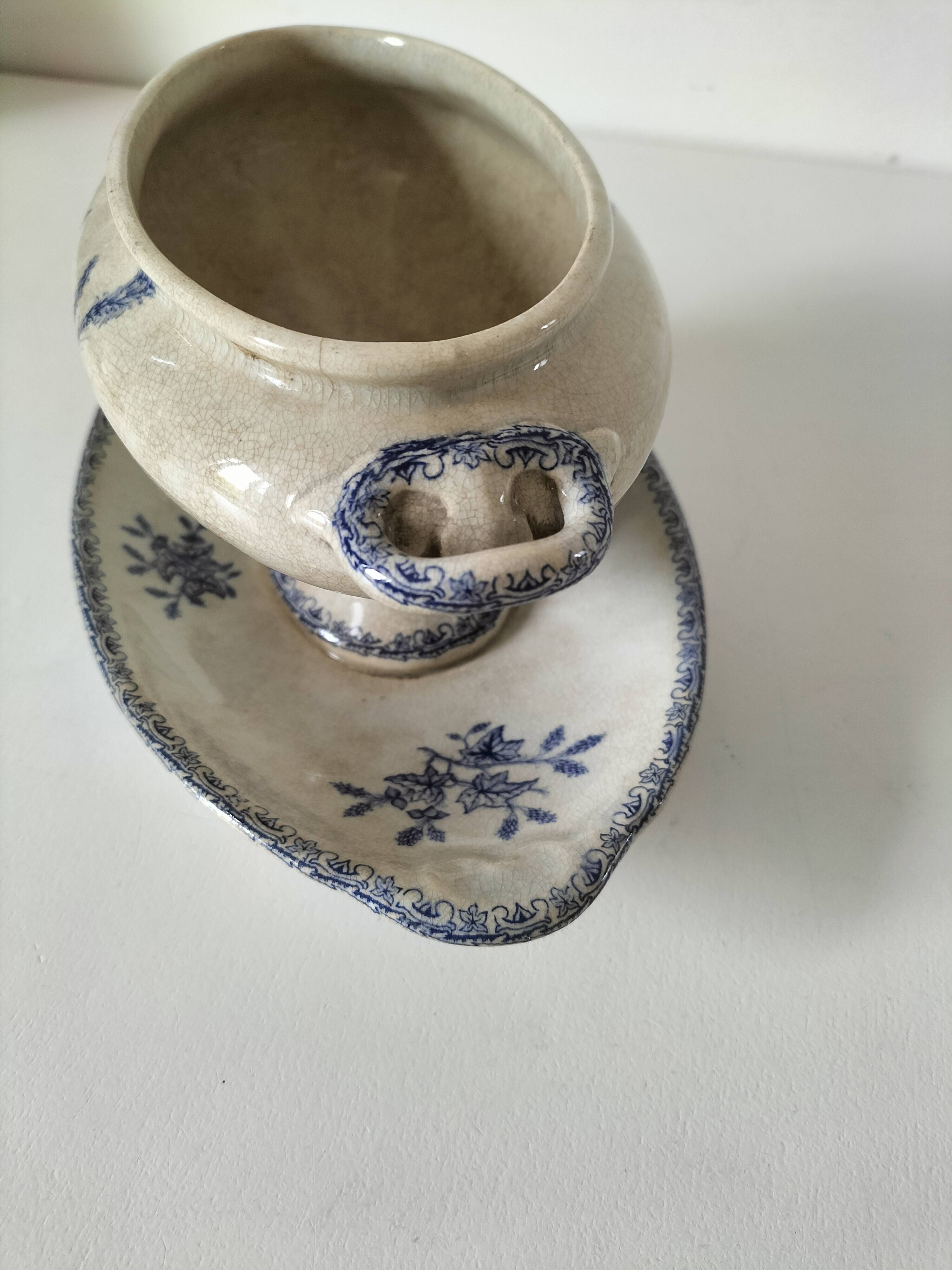 Small vegetable dish on a stand HB Choisy-le-Roi decoration Pine late 19th century