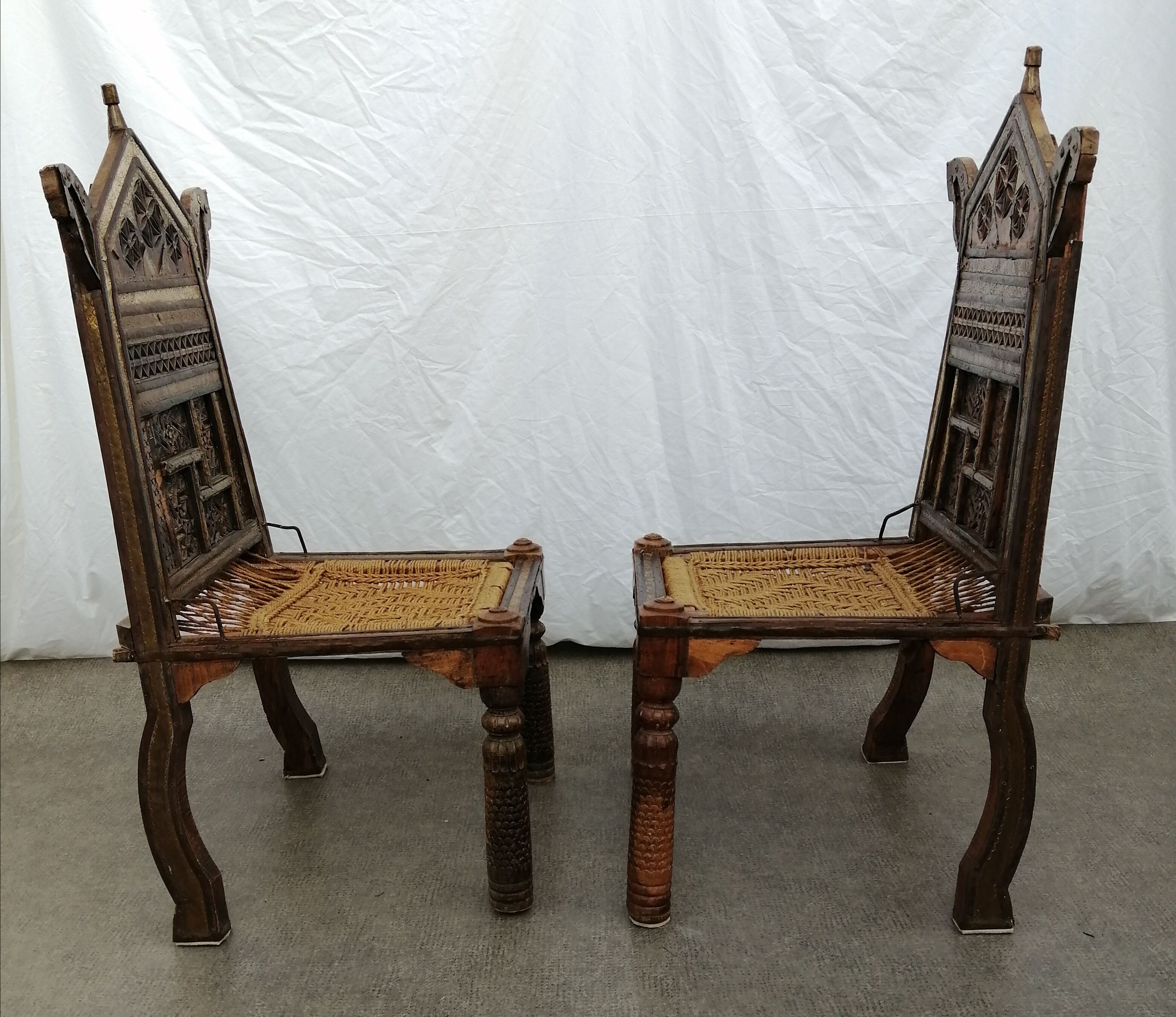 Paire de fauteuils à oreille du Rajasthan de 1920, en laiton, corde et  bois exotique massif