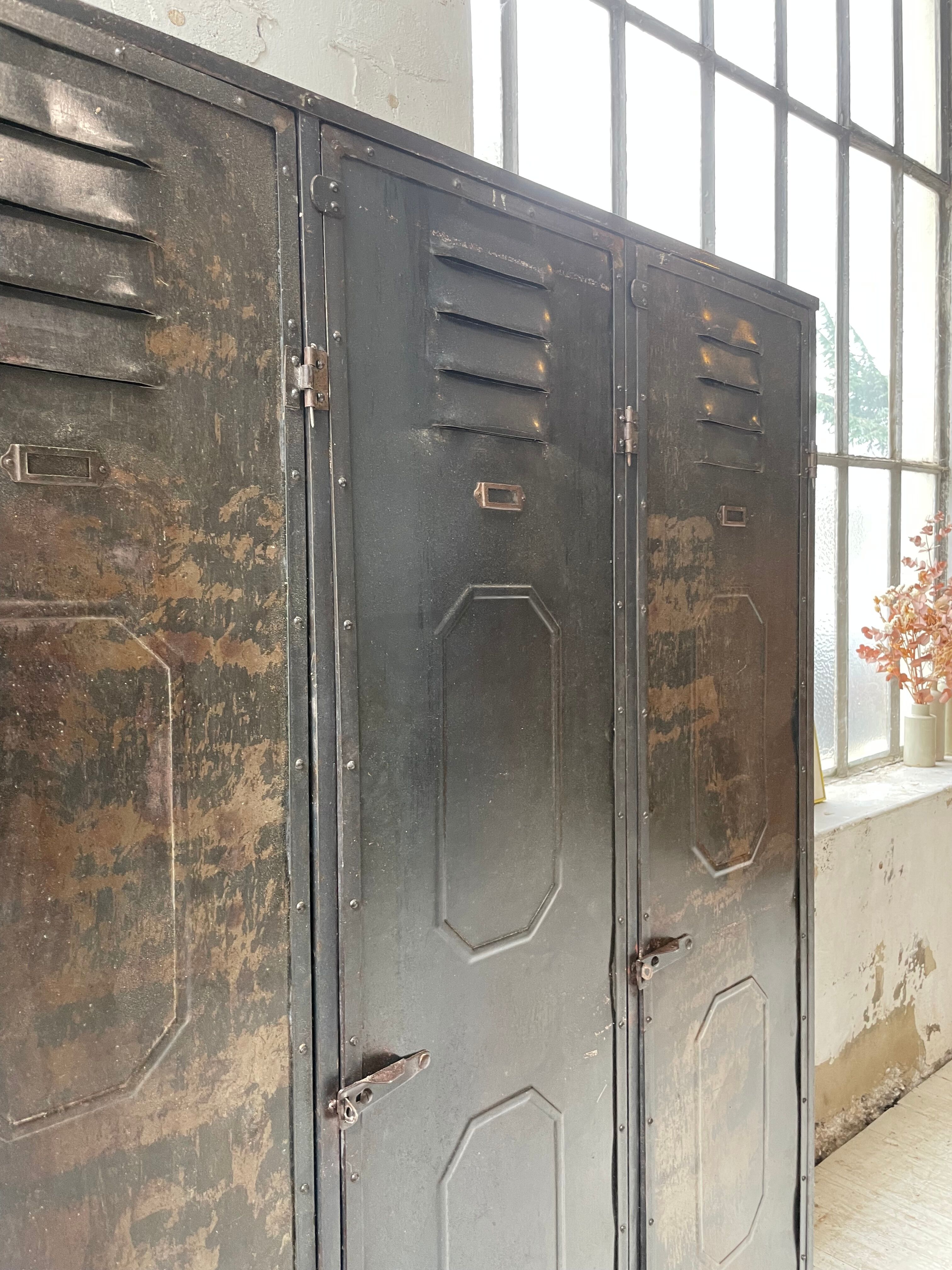 Riveted metal cloakroom Swchartz 1920