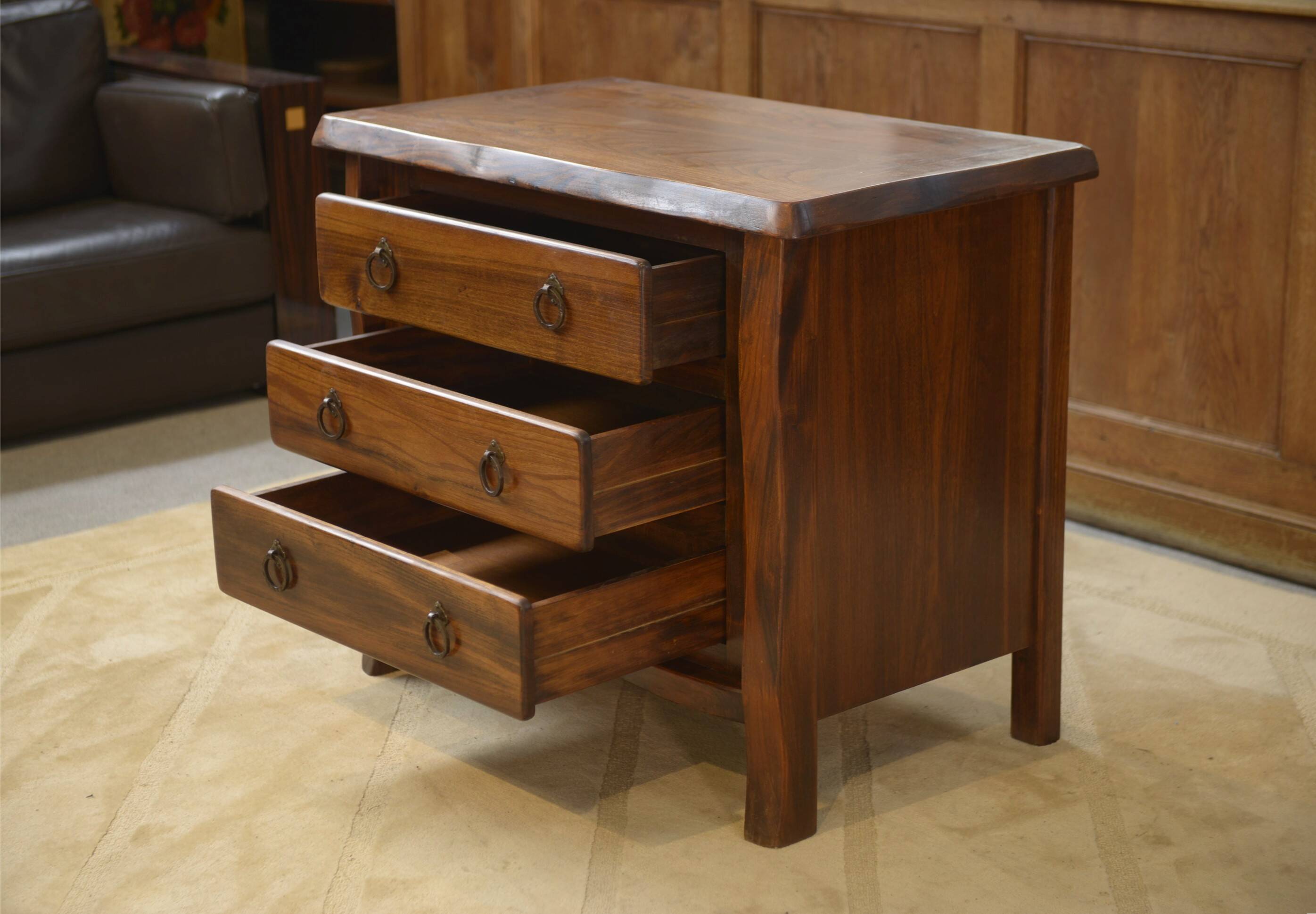 Commode brutaliste 3 tiroirs en orme par Aranjou, 1960