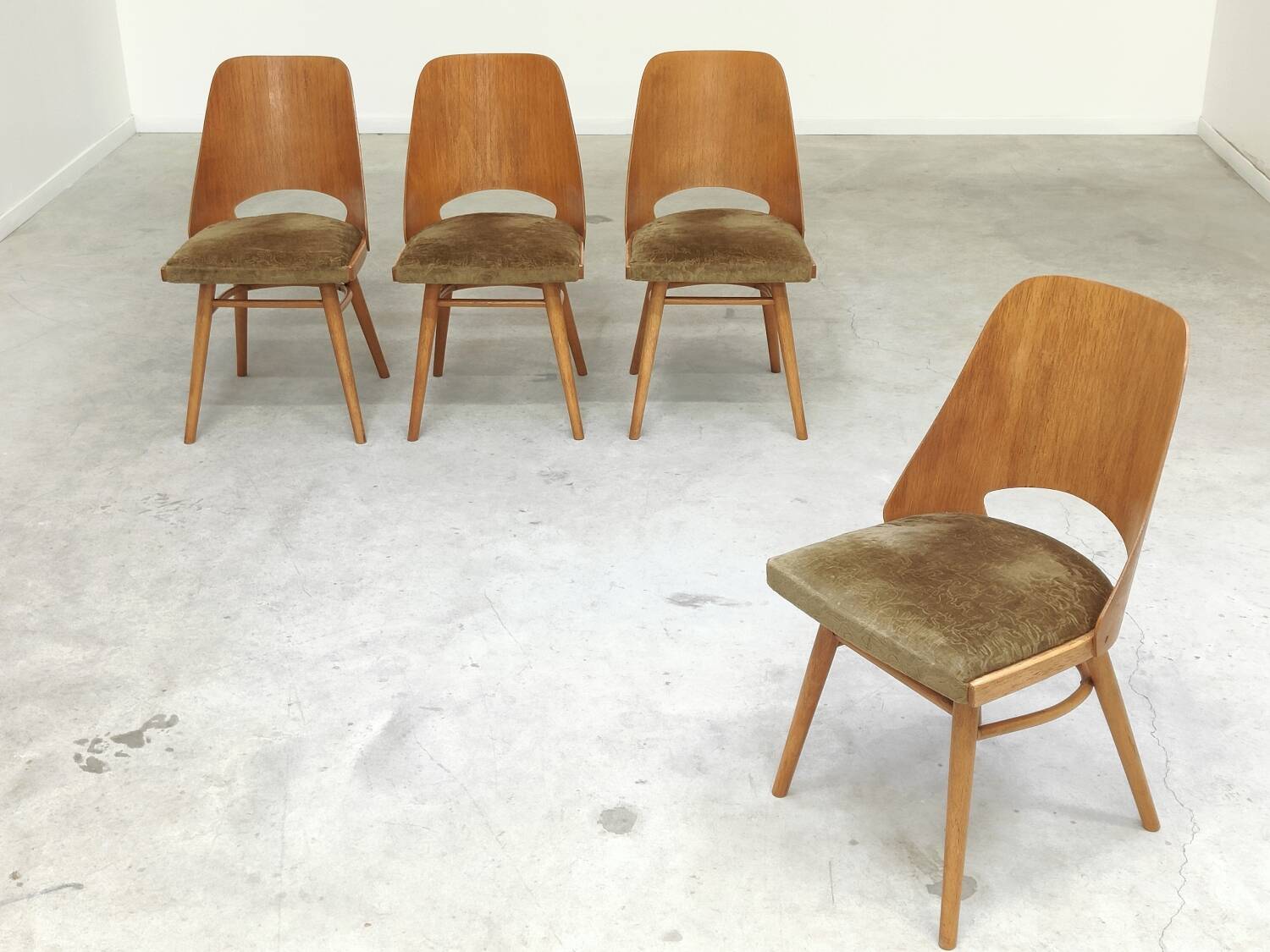 Set of 4 chairs model 514 by Radomir Hofman for Ton 1960