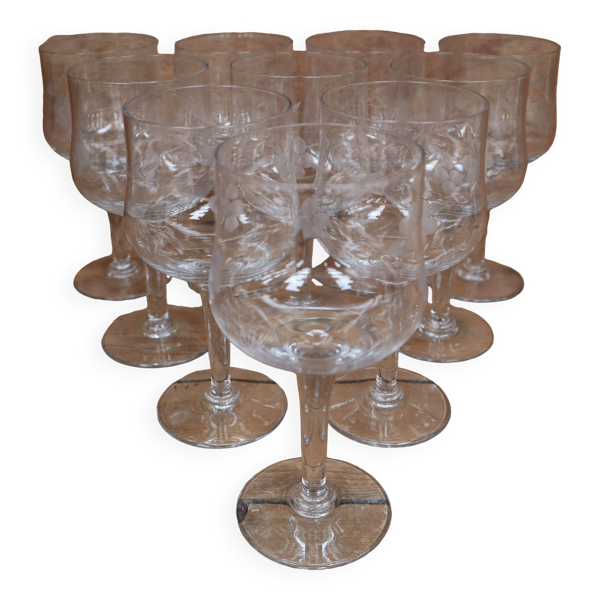 10 anciens verres à vin en verre soufflé et gravés main