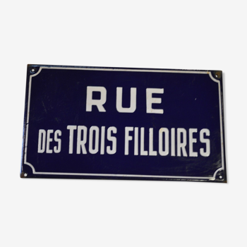 Plaque de rue émaillée "rue des trois filloires "