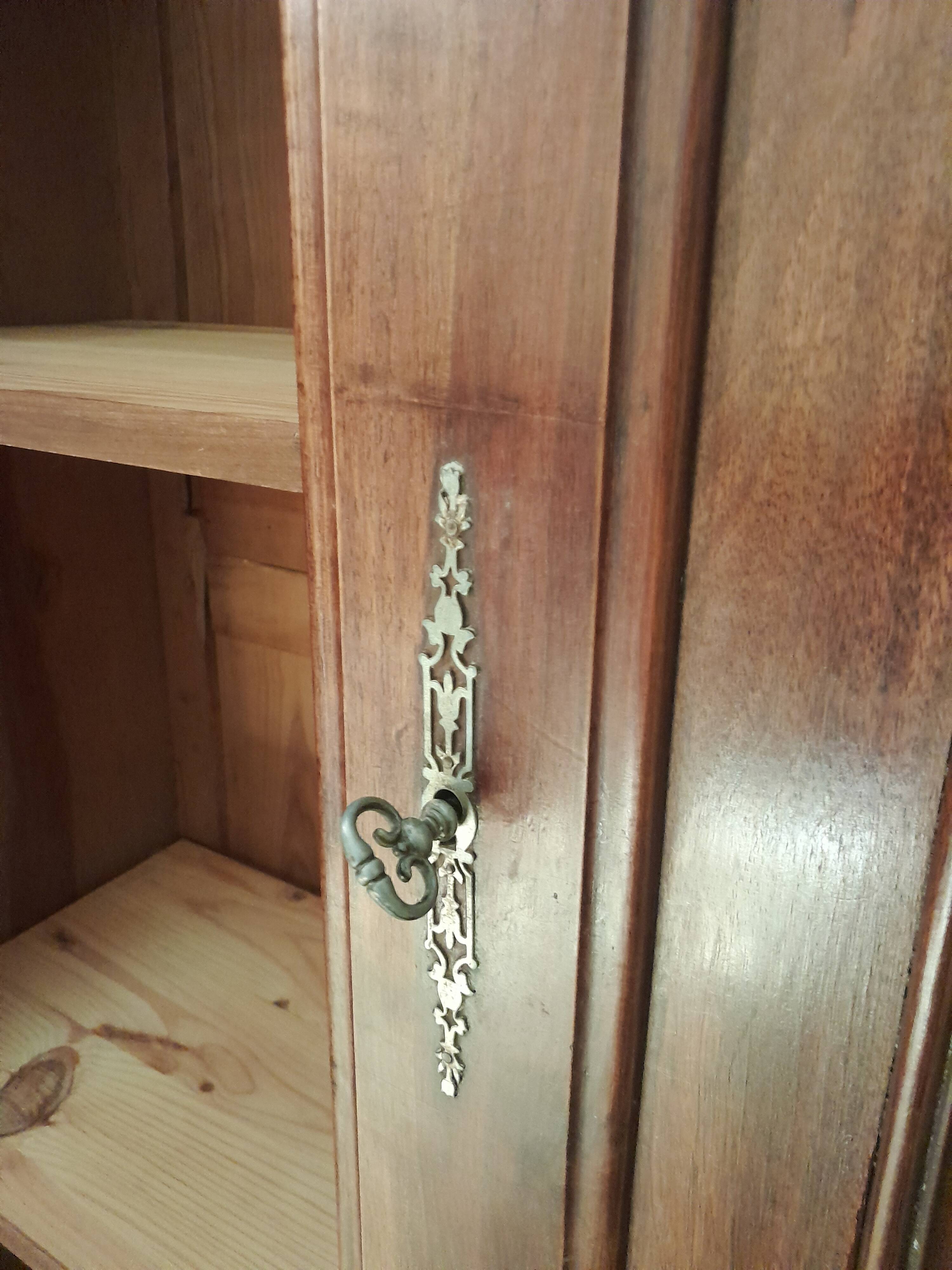 Armoire ancienne de style Louis Philippe en noyer