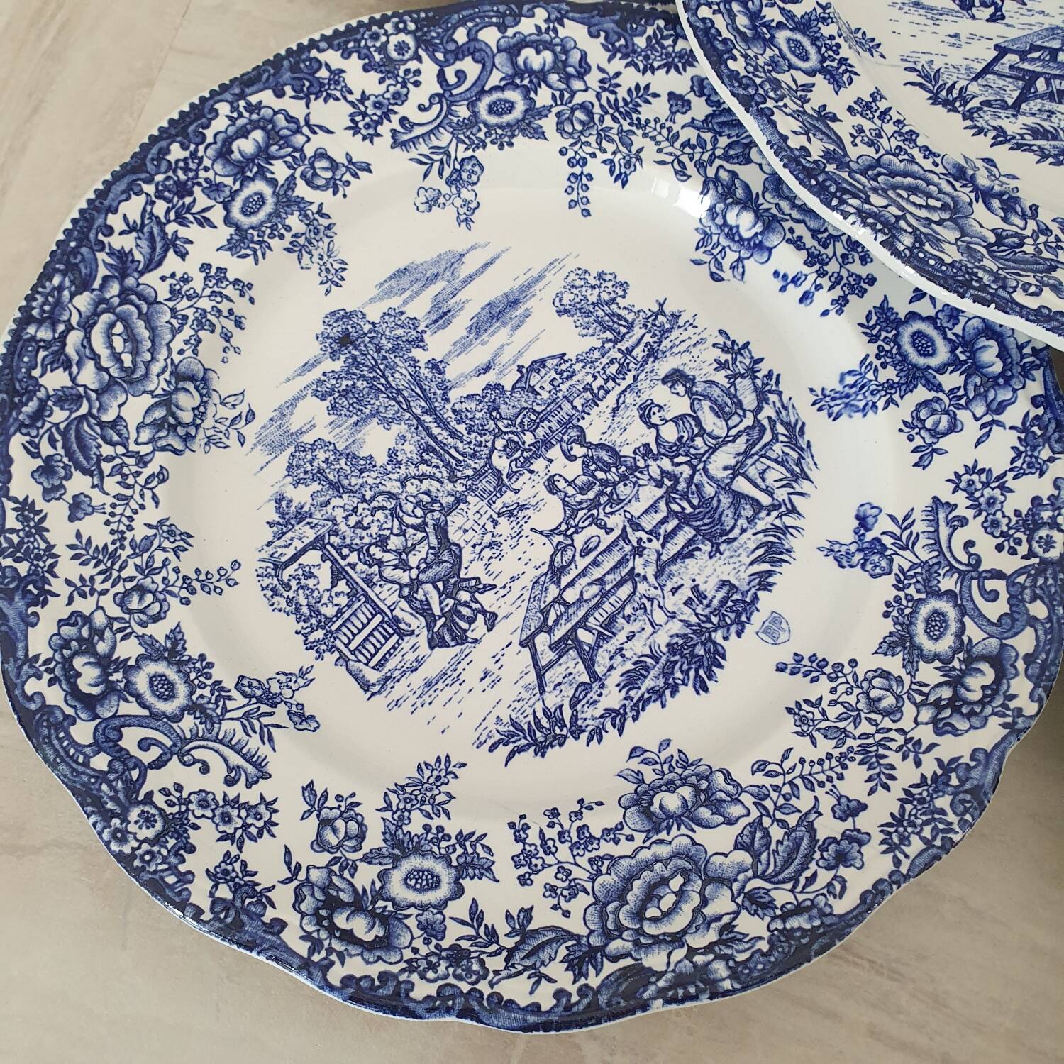 6 earthenware plates with floral and pastoral scene motifs