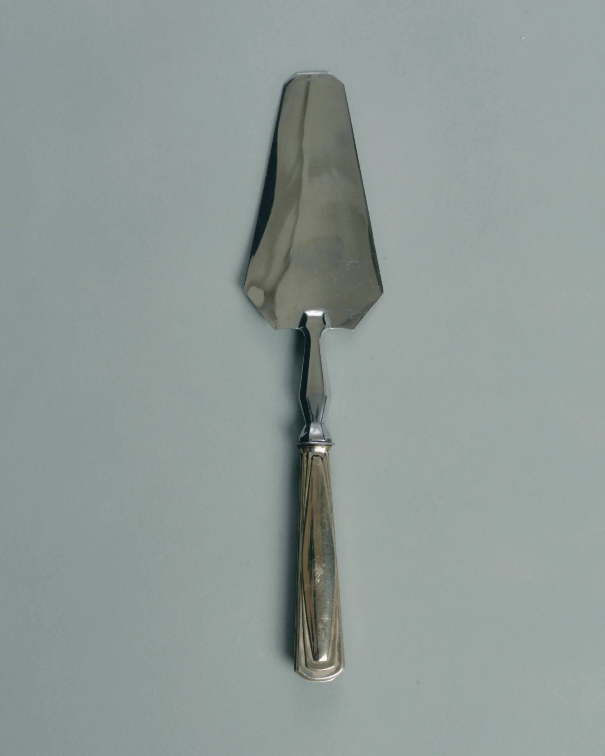 Art Deco silver-plated metal serving scoop, 1930s