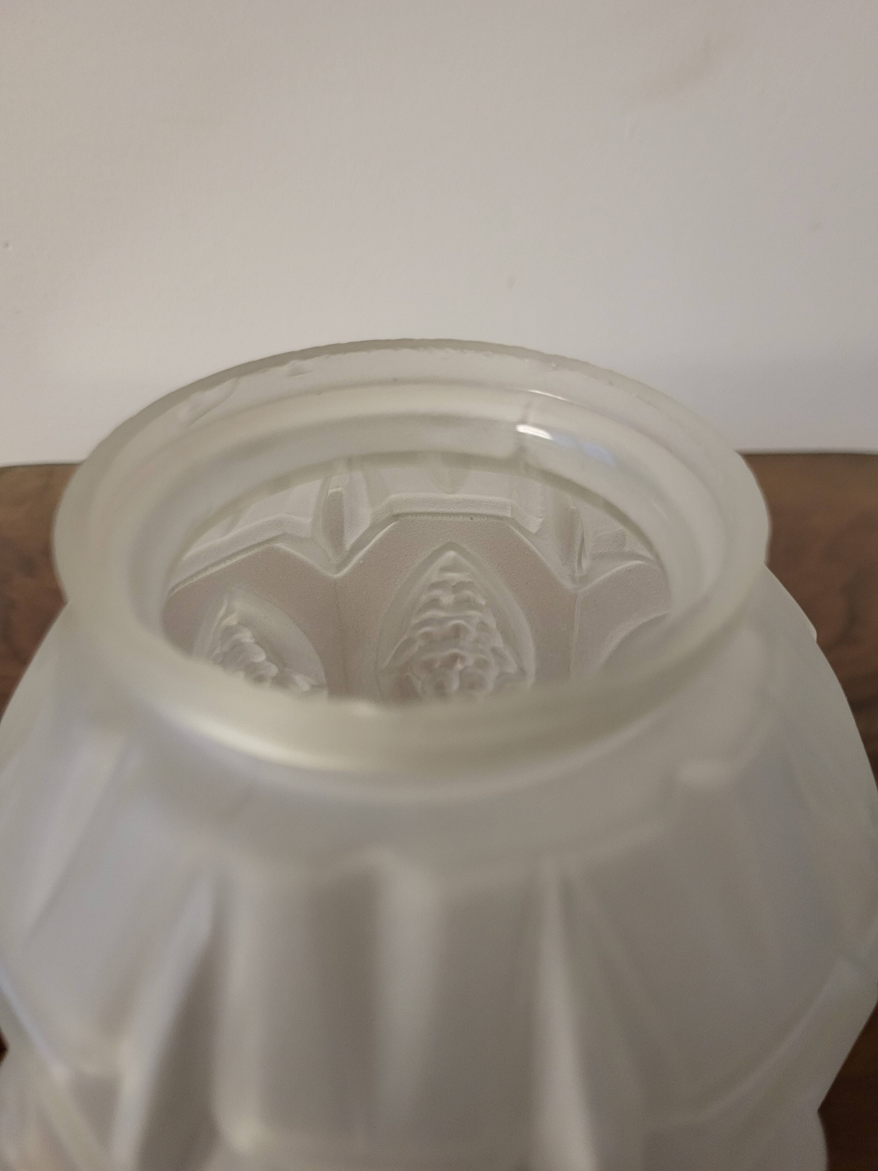 Vase Art déco en verre pressé dépoli avec décor floral, probablement des années 40