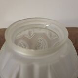 Vase Art déco en verre pressé dépoli avec décor floral, probablement des années 40