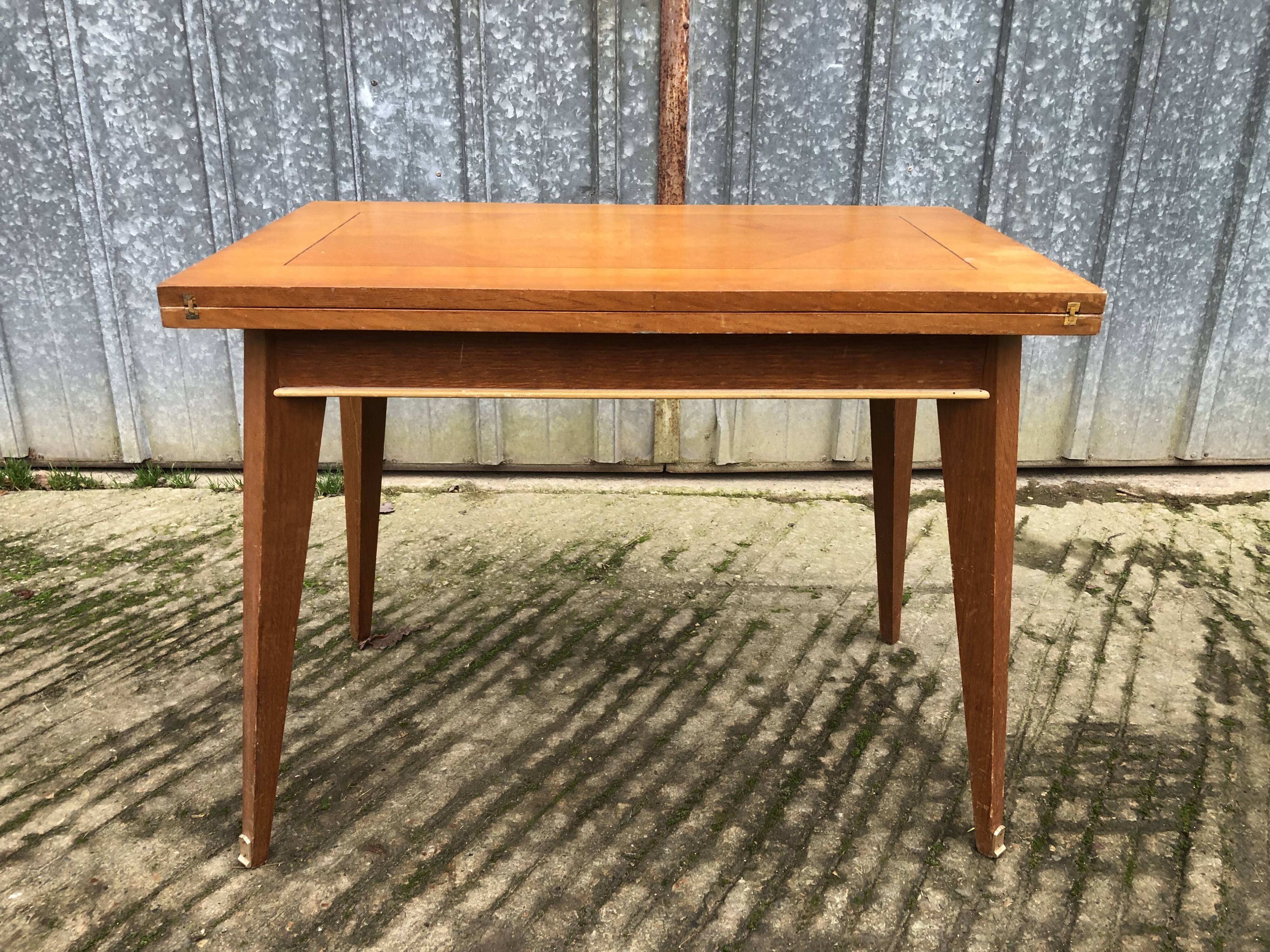 Table vintage portefeuille en chêne aux pieds compas.