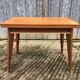 Table vintage portefeuille en chêne aux pieds compas.