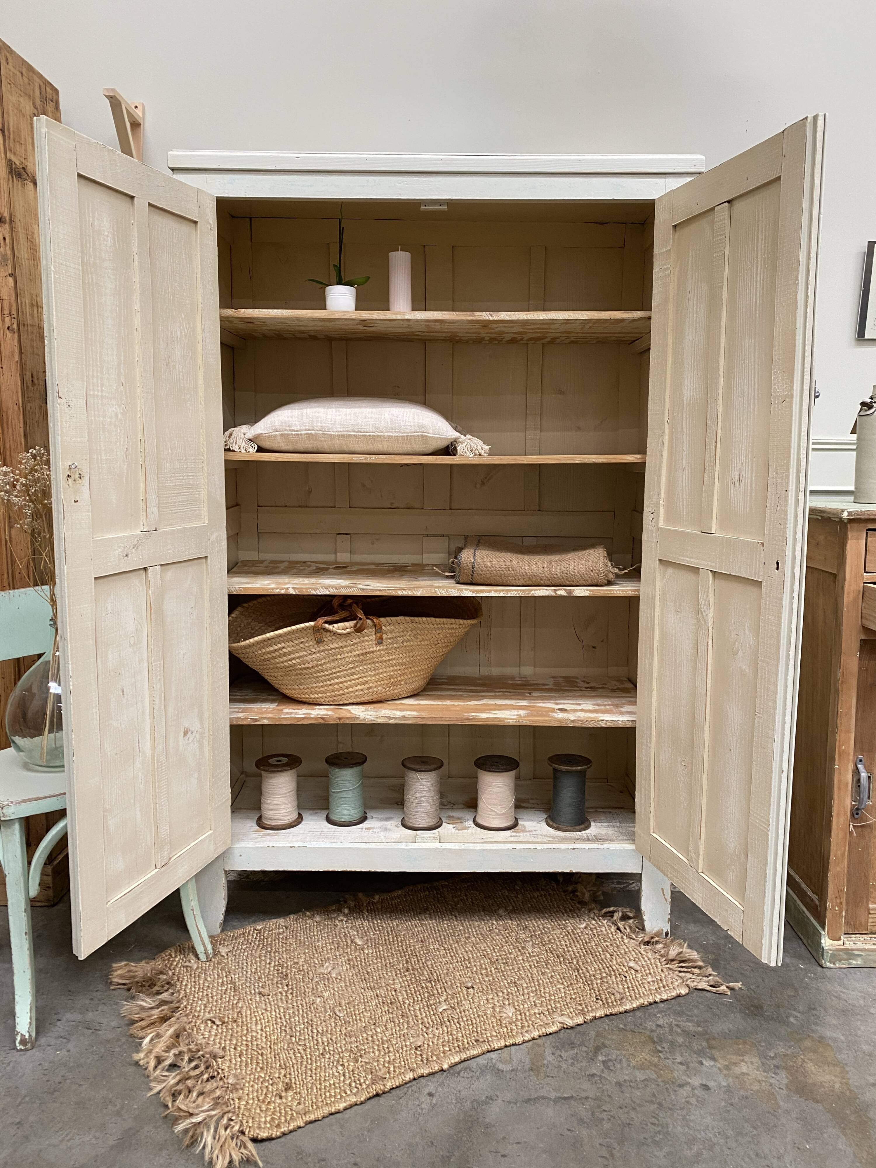 Armoire patinée en bois brut