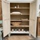 Armoire patinée en bois brut