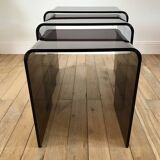 Ensemble de 3 tables basses gigognes en plexi fumé / violet années 70