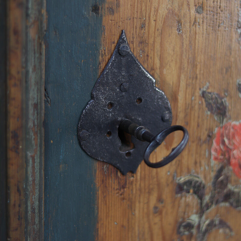 Cabinet de mariée primitif en art populaire peint de ferme antique du XVIIIe siècle