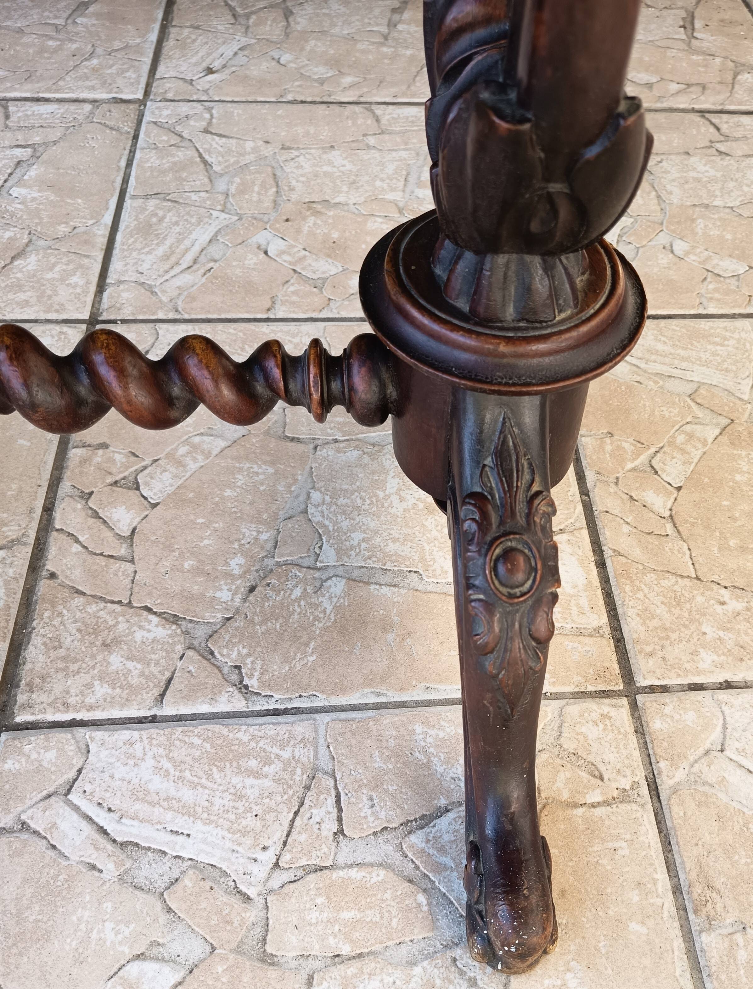 Davenport desk in marquetry walnut, Victorian period.