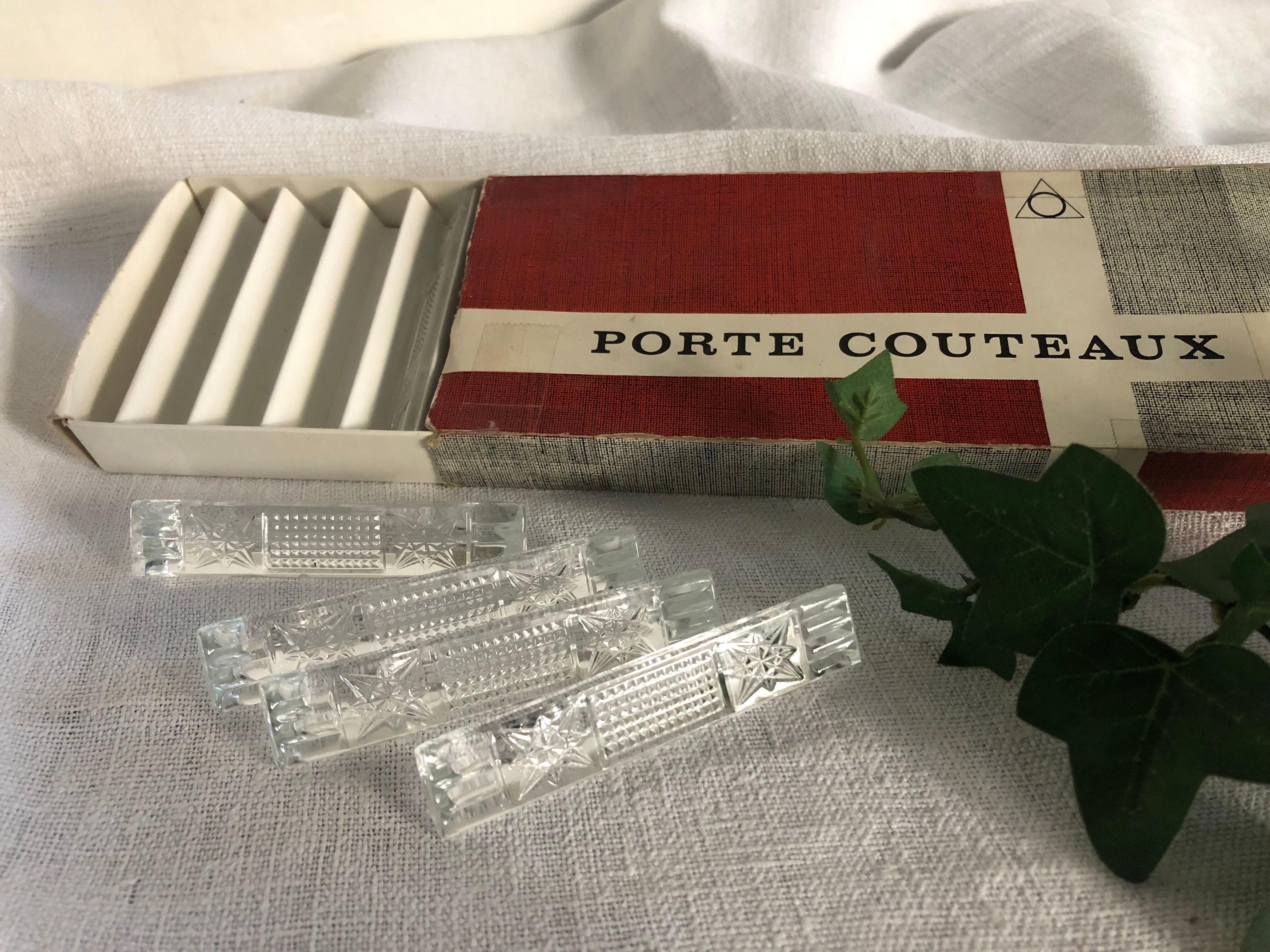 Set of 12 knife holders, diamond cut