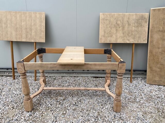 Extendable stripped farm table