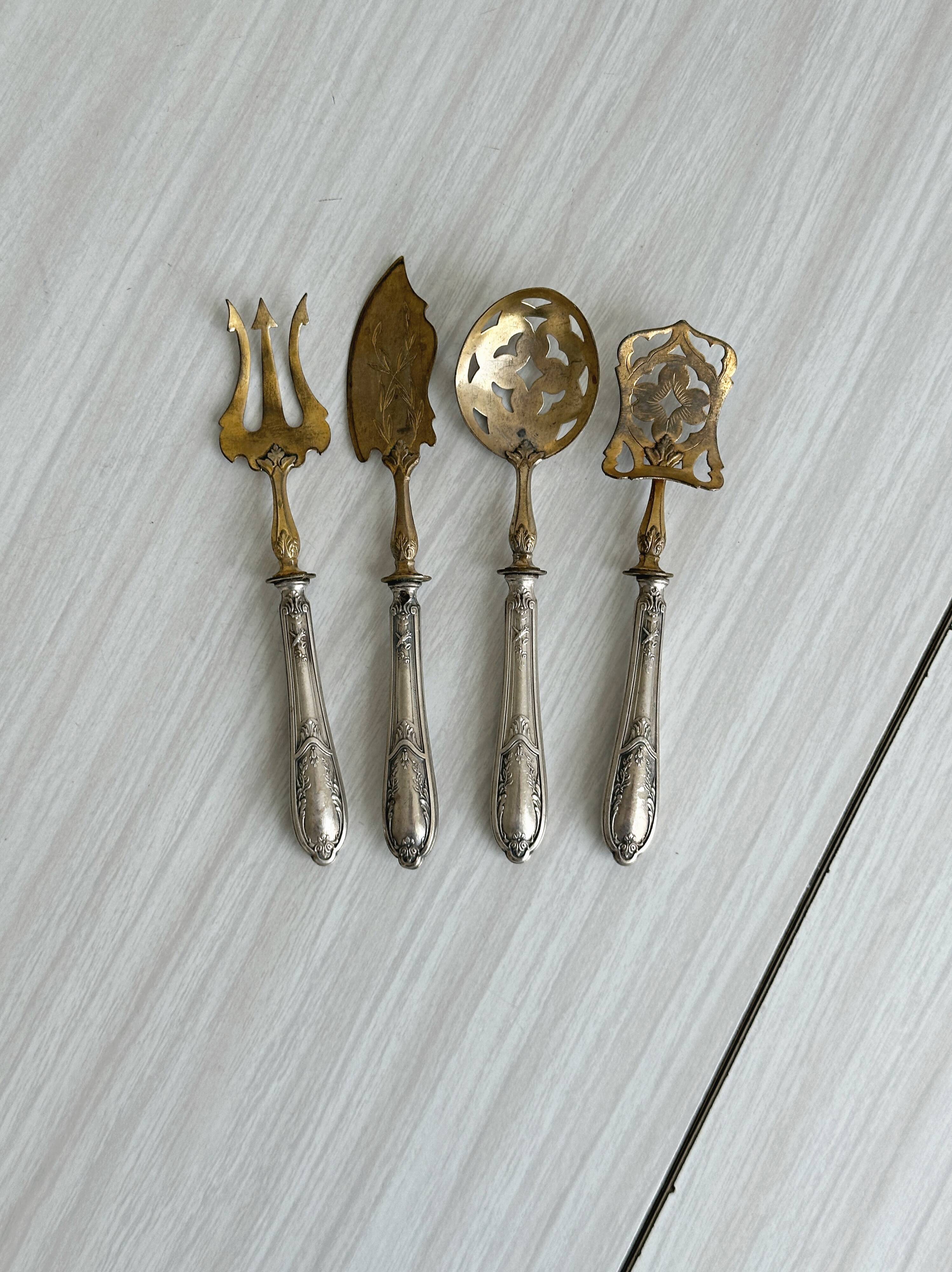 Set de 4 couverts de service anciens