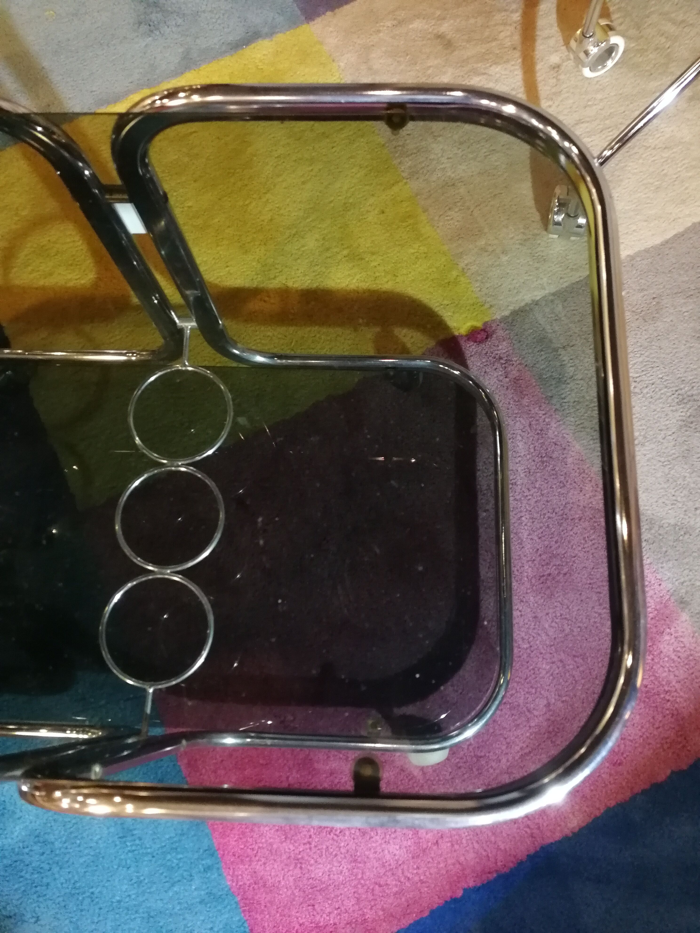 Table basse desserte chromé et verre fumé avec support à bouteille