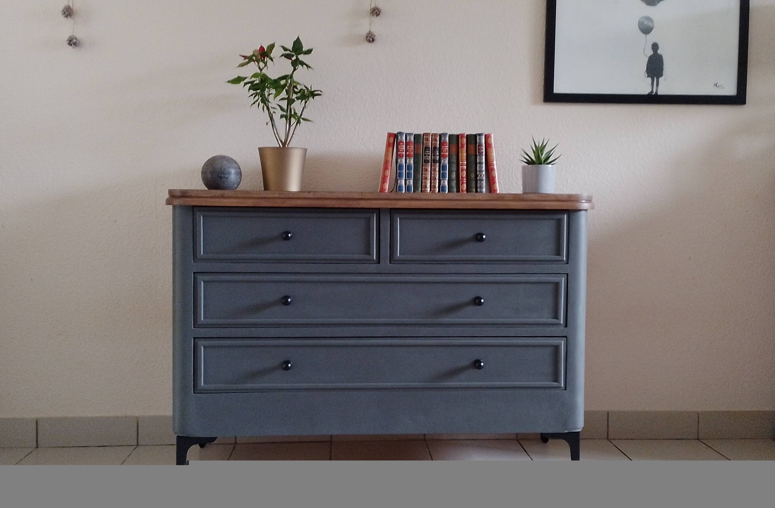 Chest of drawers with large drawers