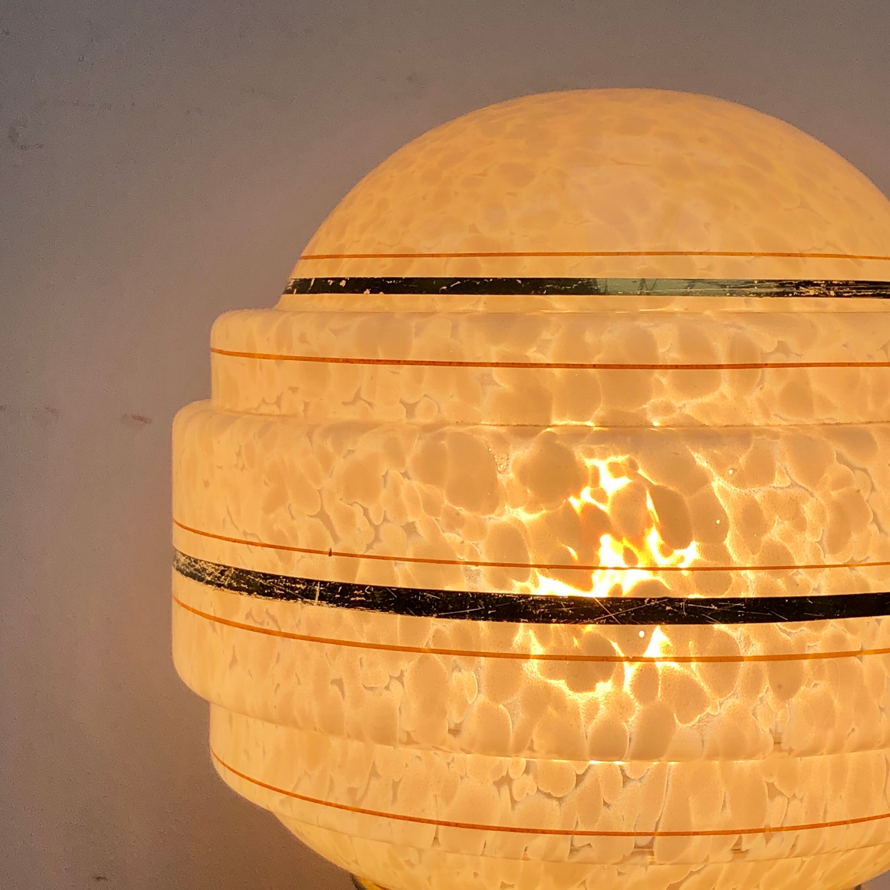 Vintage globe-laying lamp