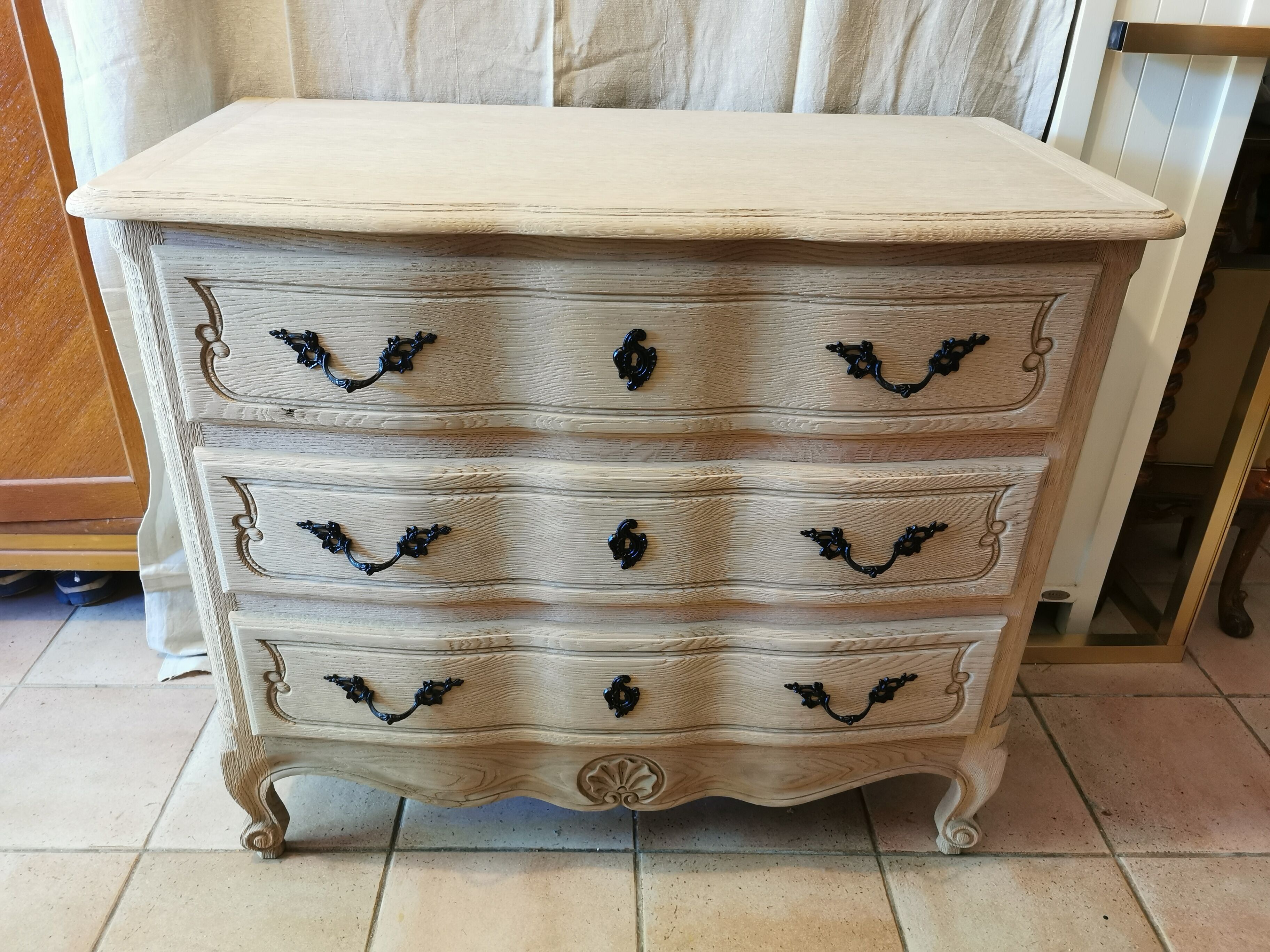 Curved chest of drawers raw oak 3 drawers