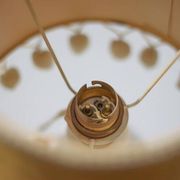Lampe à poser vintage en verre blanc et tissu jaune