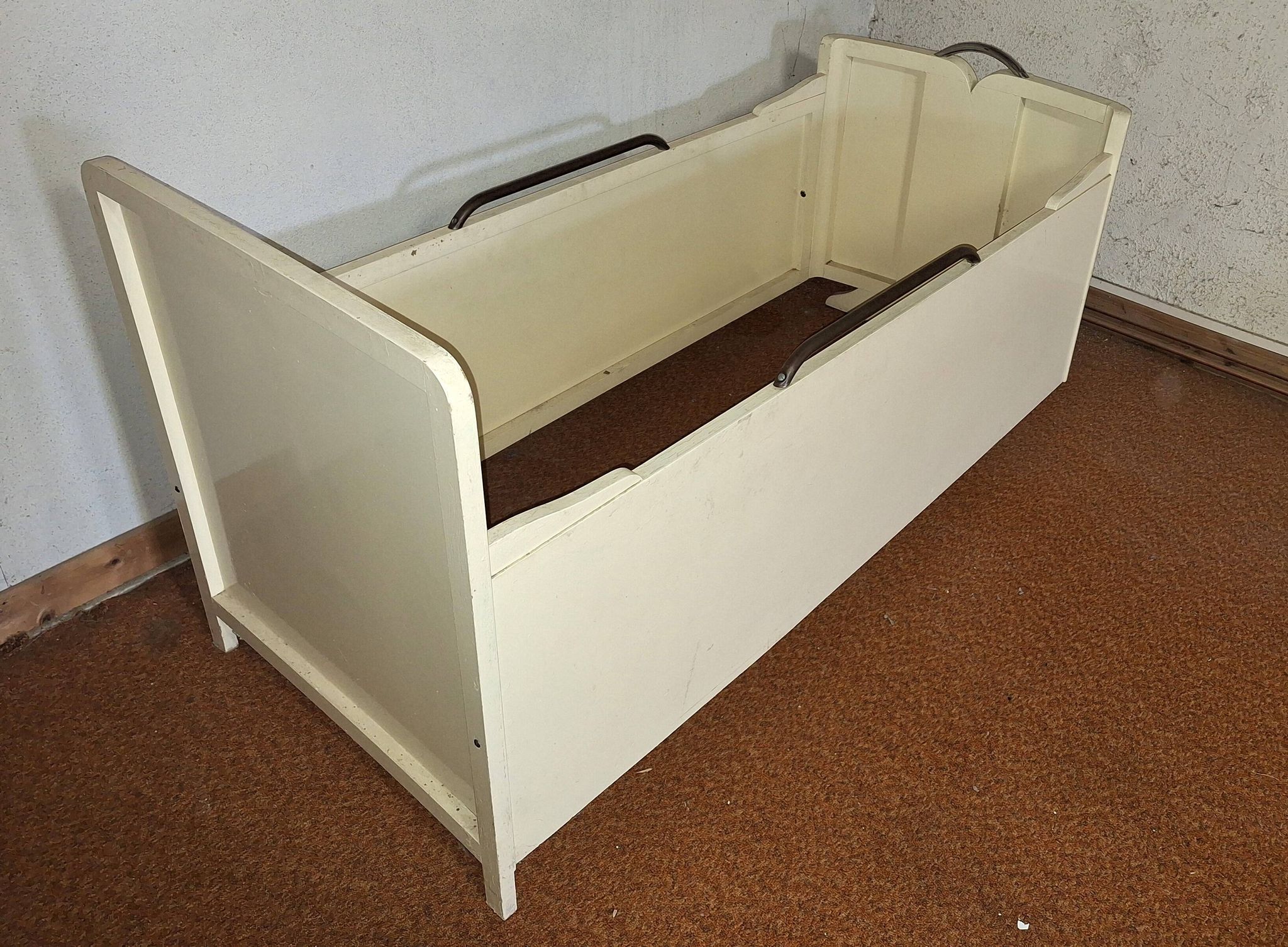 Lit d'enfant en bois peint.
