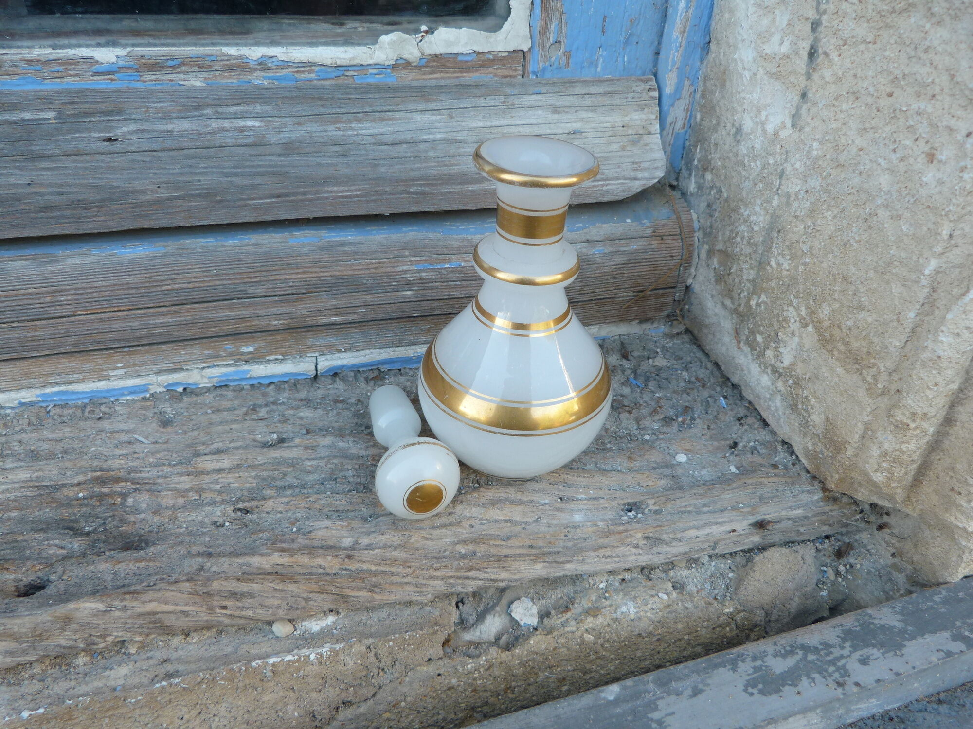 Portieux Vallerysthal old flask in white opaline and gold 1900